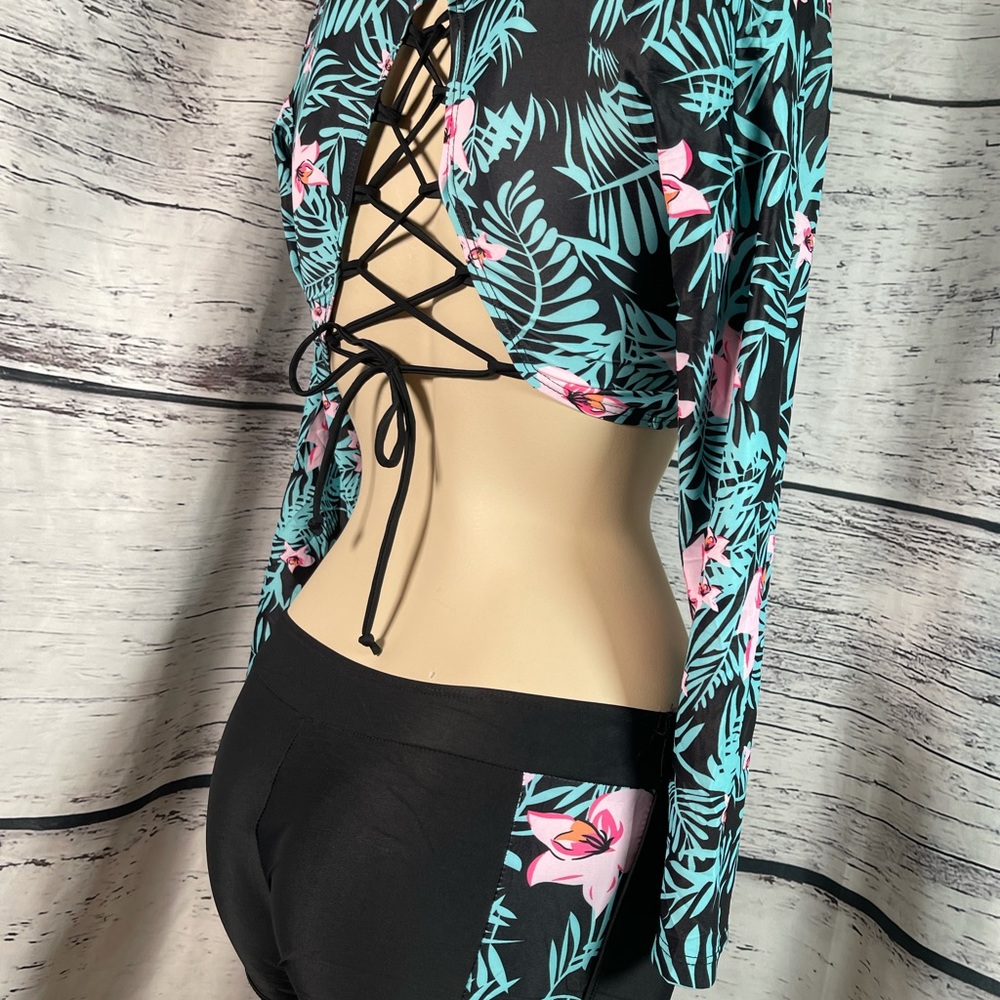 Long sleeve and shorts Bikini Swim Suit - Picture 2 of 7